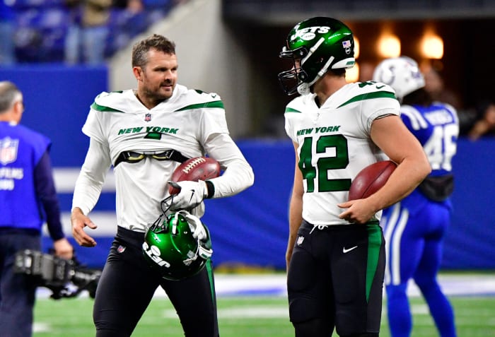 Jets' specialists Thomas Morstead (4) and Thomas Hennessy (42)